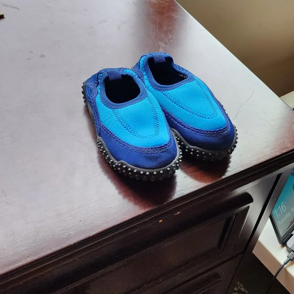 NWOT Airwalk Blue/Black Kids Water Shoes Size 8